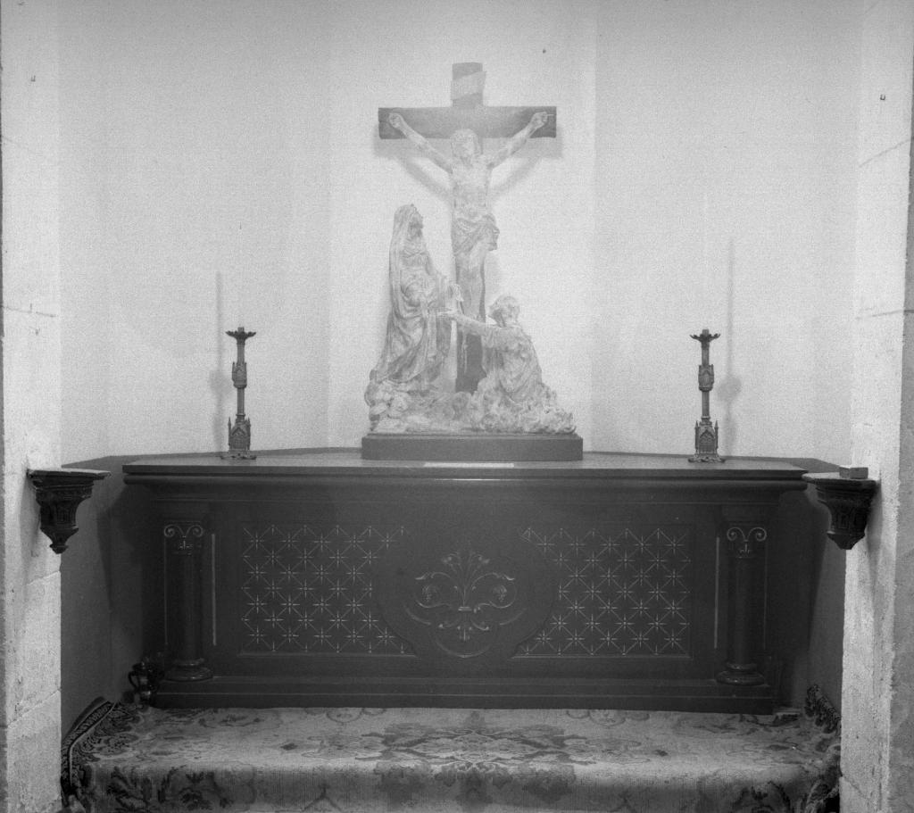 groupe sculpté : Christ en croix avec la Vierge et sainte Madeleine