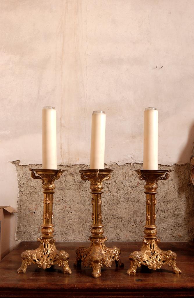 ensemble de la garniture d'autel, de style néo-roman : croix d'autel : Christ en croix et 6 chandeliers d'autel