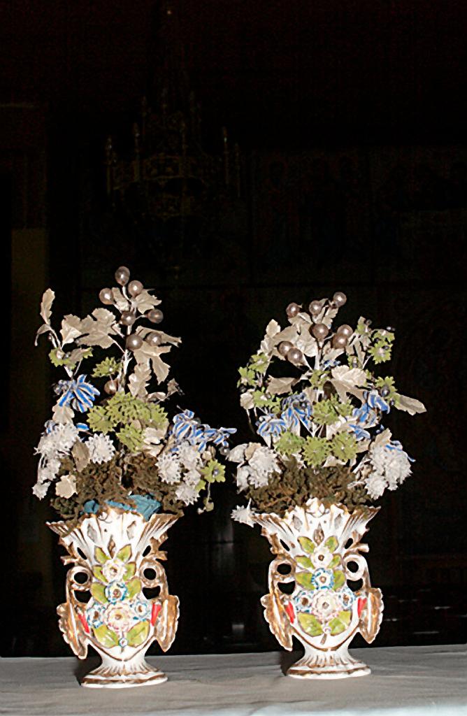 paire de vases-bouquets d'autel (vase à cornet) sous globe, de style néo-rocaille