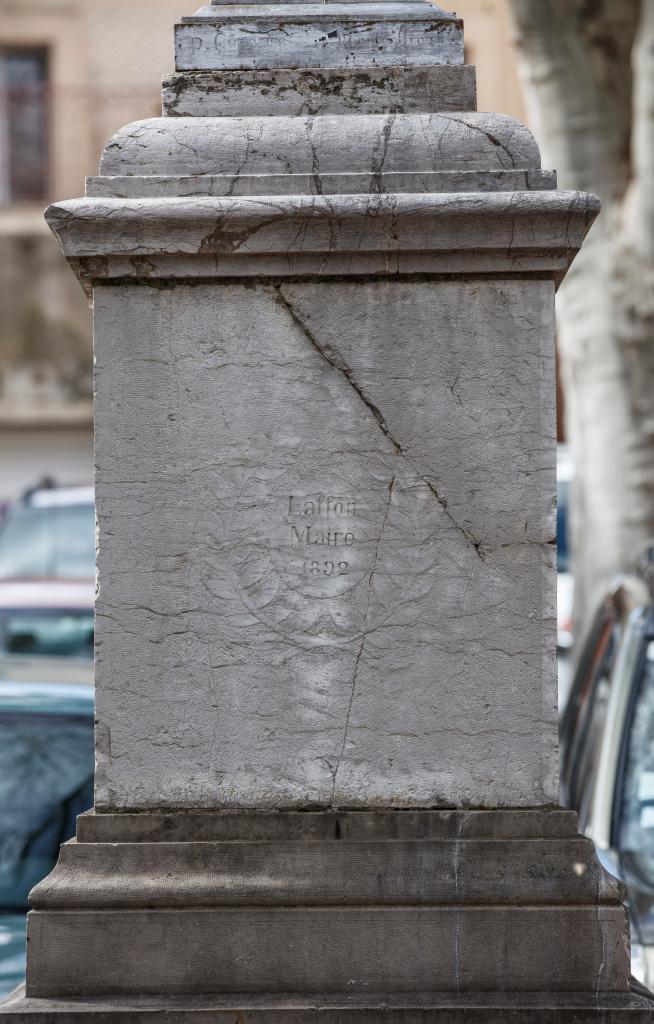 fontaine avec buste de Marianne
