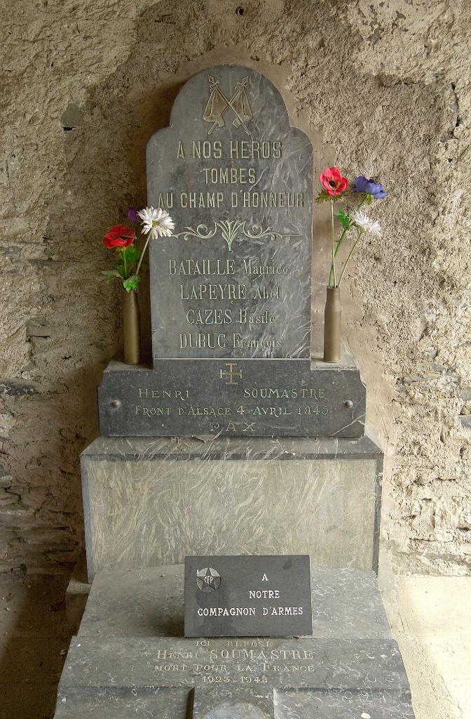 ensemble du monument aux morts (deux plaques commémoratives, une pierre tombale et une paire de vases) de la guerre de 1914-1918 et de la guerre de 1939-1945