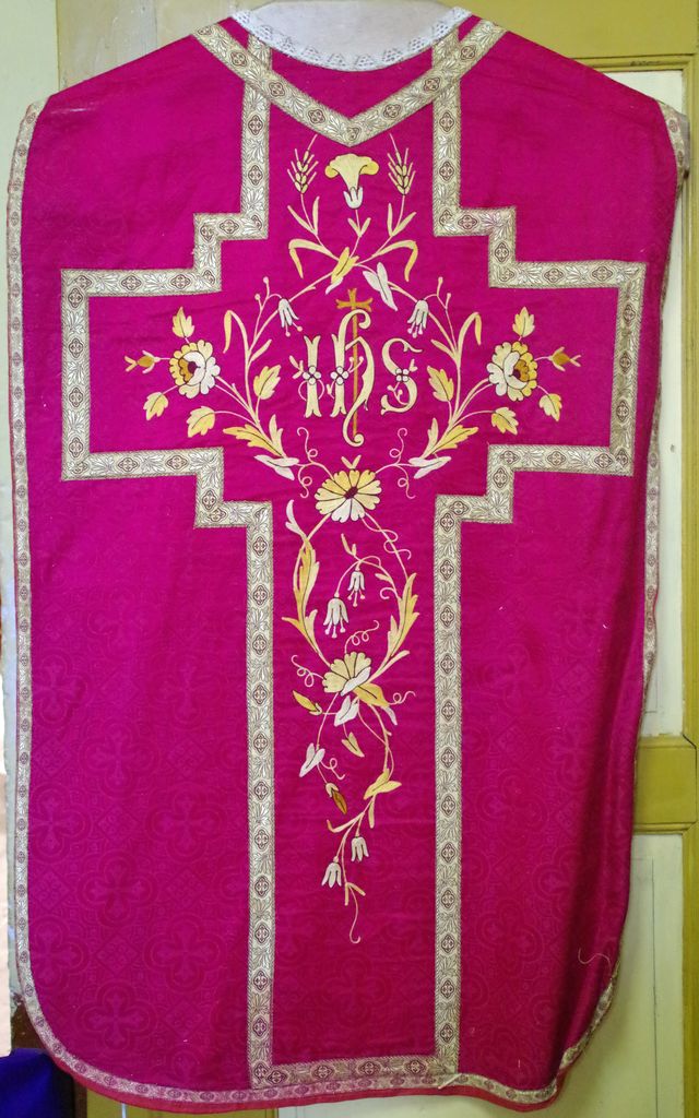 sommaire des textiles de l'église de La Calmette