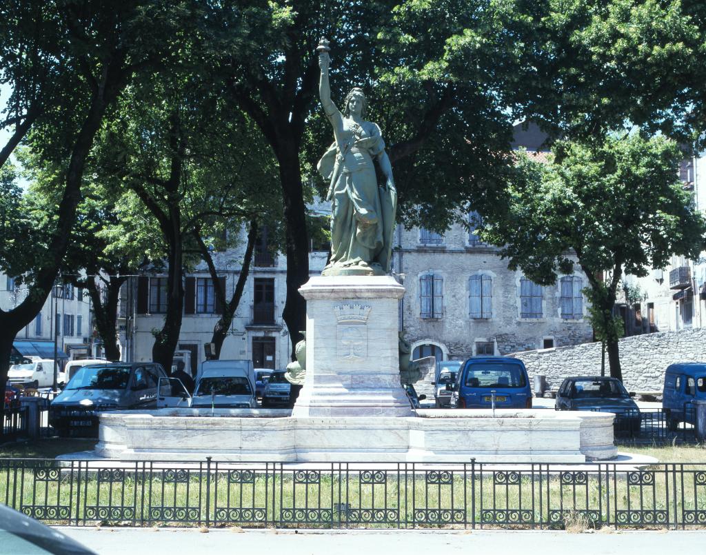 monument (monument commémoratif), fontaine monumentale, de la république