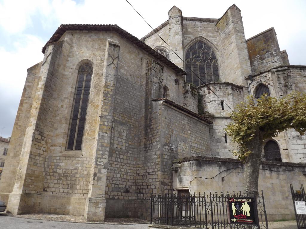 couvent de Bénédictins puis cathédrale, actuellement église paroissiale Saint-Pierre