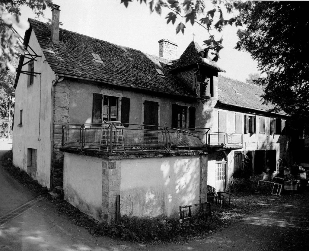 moulin, filature et tissage (de laine), usine de teinturerie, usine de petite métallurgie, usine de traitement de surface des métaux (usine de mobilier métallique tubulaire, usine de chromage) dit Moulin, puis Filature Laurens, Filature et Tissage Roujon, Usine de Mobilier Tubulaire Kipar-Métal