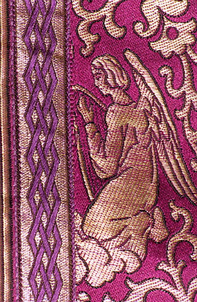 ensemble d'un ornement violet (chasuble, étole, manipule et bourse de corporal), de style néo-gothique : Ornement angélique, Christ du Sacré-Coeur adoré par des anges