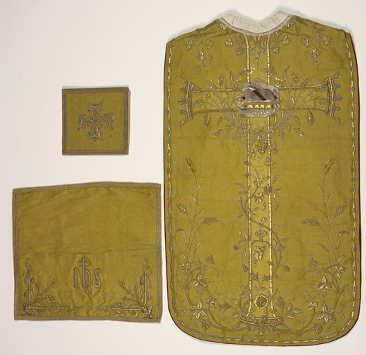 Ornement liturgique catholique or, accompagné d'une paire de dalmatiques, de deux collets, d'une étole et de deux manipules supplémentaires (n° 11)