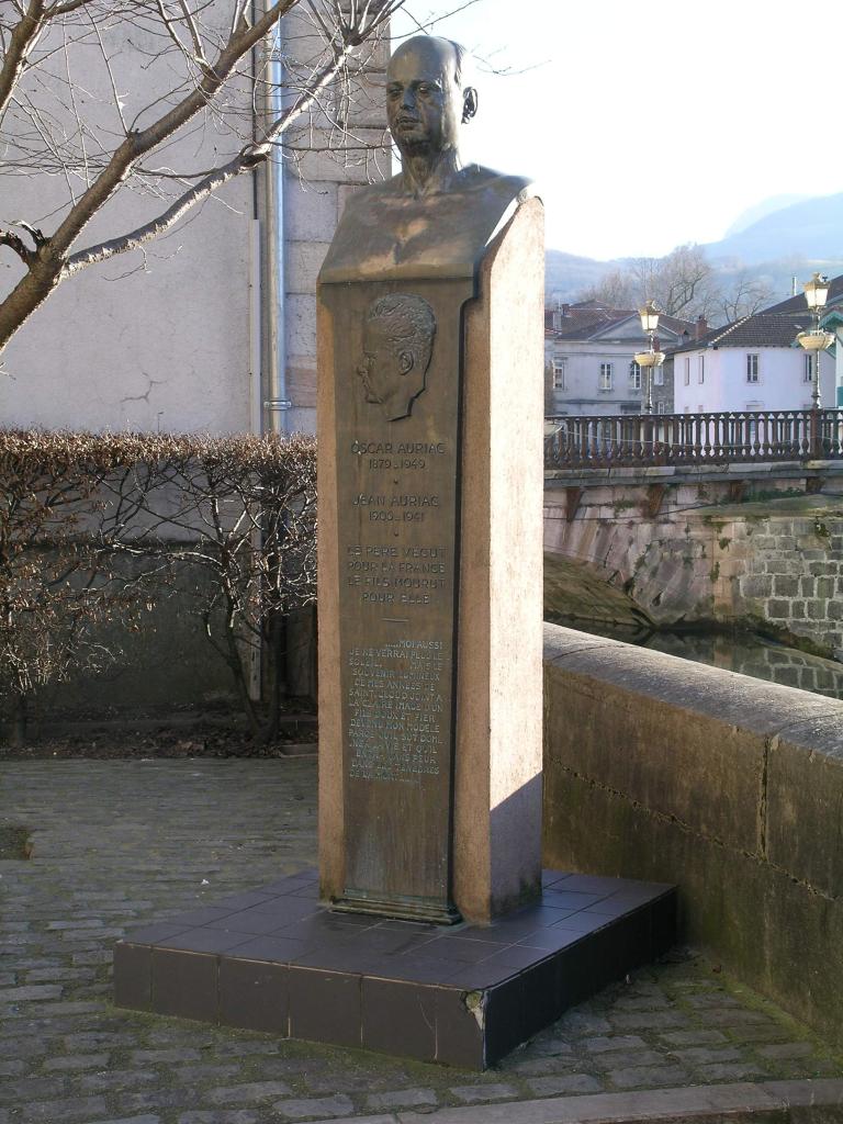 monument commémoratif de la guerre de 1939-1945 dédié à Oscar et Jean Auriac