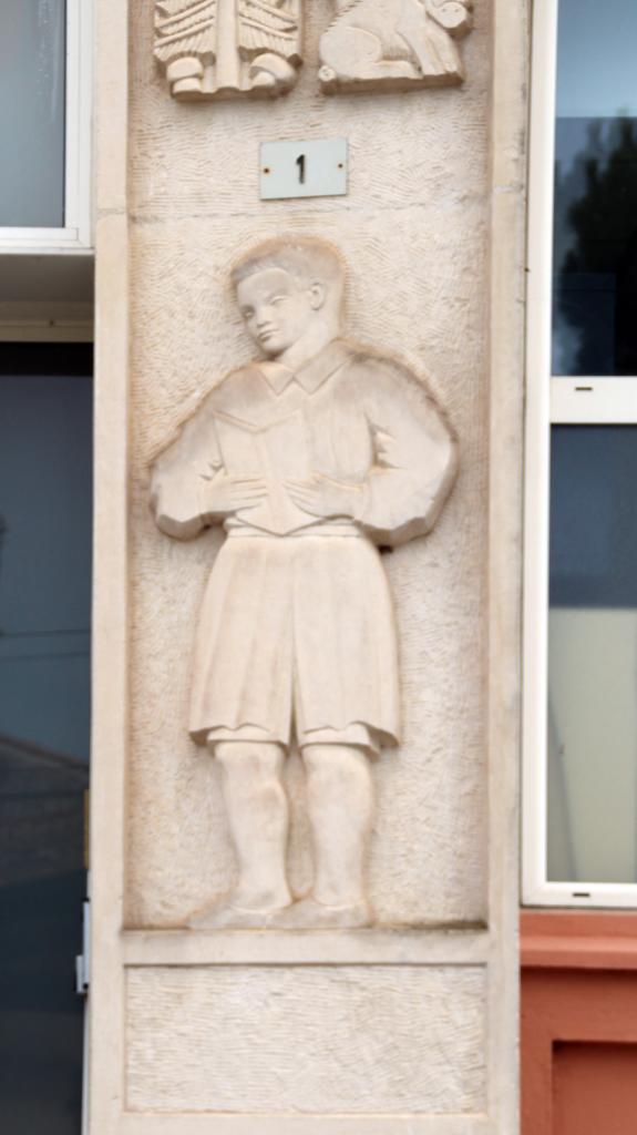 Sculpture en bas-relief : Le soleil et la lune