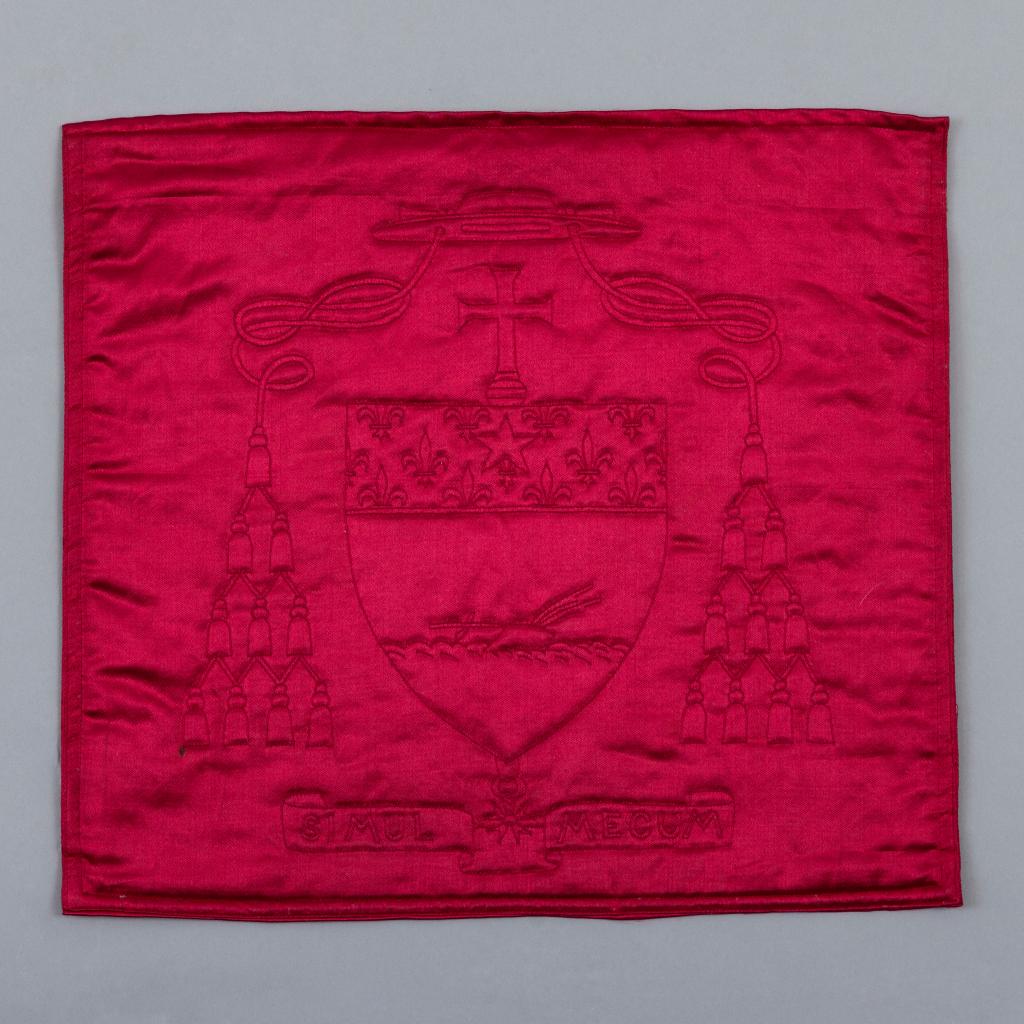 mitre de Mgr Chevrier, molleton et boîte de rangement