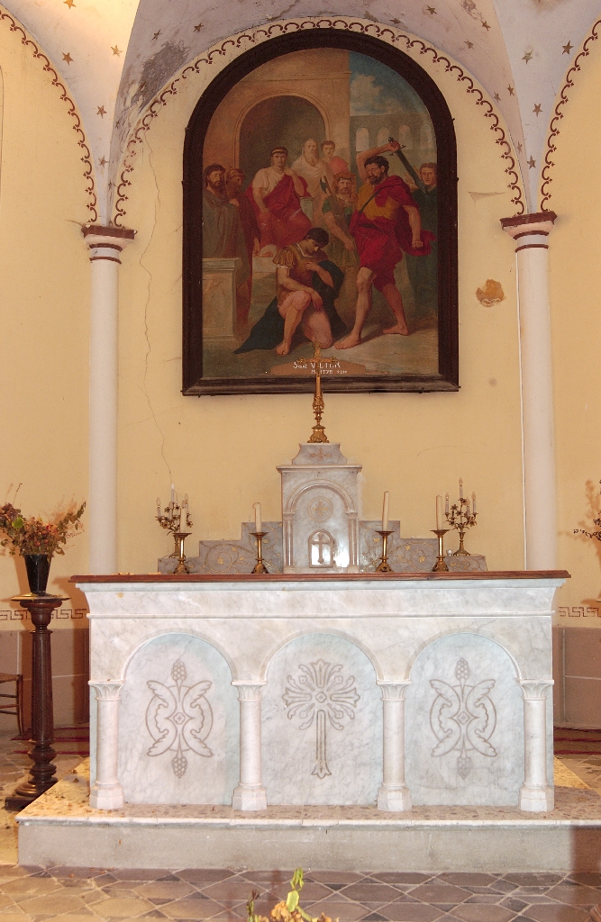 ensemble du maître-autel, de style néo-roman : autel tombeau, gradin d'autel à redents et tabernacle architecturé