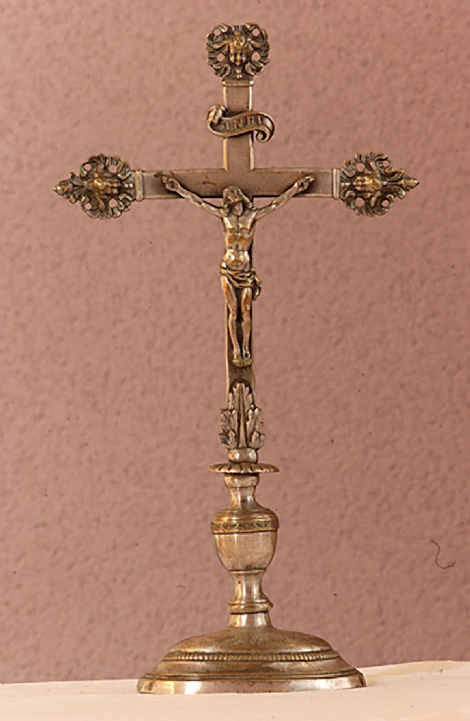 croix d'autel : Christ en croix