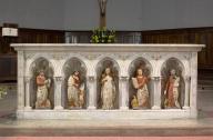 ensemble du maître-autel, de style néo-gothique : autel tombeau et ses 7 statuettes (Saint évêque, Les quatre Evangélistes et le Christ Bon Pasteur, saint Paul Ermite)