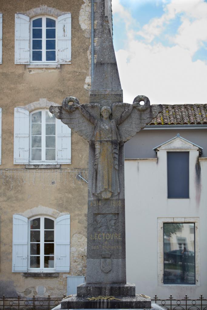 monument aux morts avec statue de Victoire