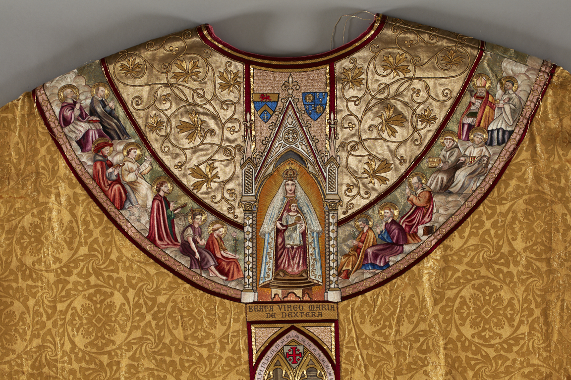 ornement liturgique catholique or de Notre-Dame de La Drèche, accompagné d'une chape, de deux dalmatiques, d'un voile huméral, d'une étole pastorale, d'une étole de diacre, de deux manipules supplémentaires, d'un conopée, d'un tour d'autel et d'une bourse du salut