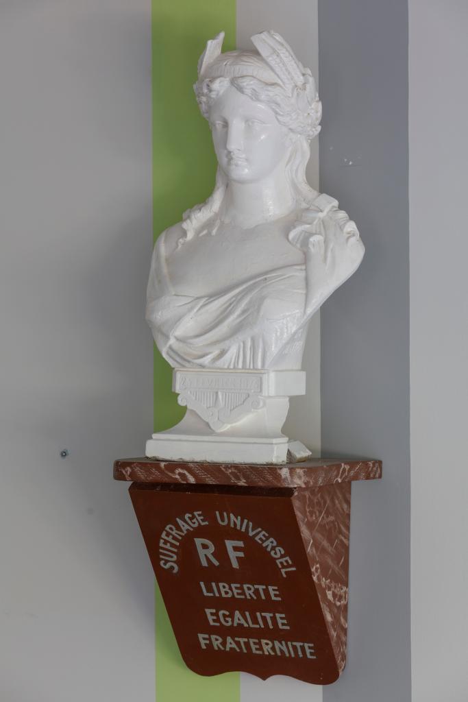buste : Marianne, sur console