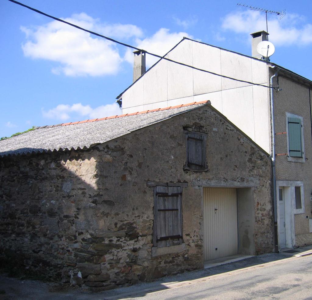 ancienne maison d'habitation devenue garage