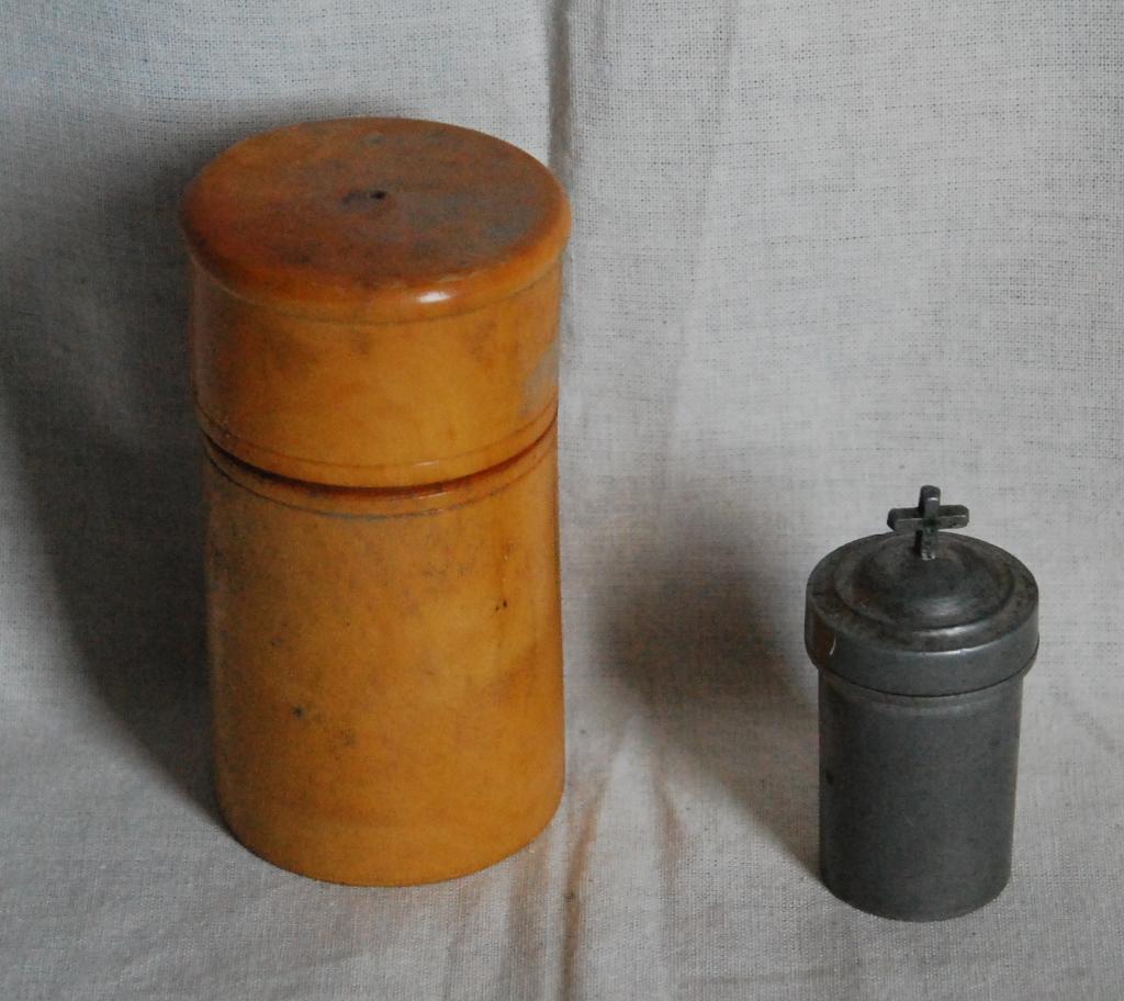 coffret aux saintes huiles ; ampoule aux saintes huiles