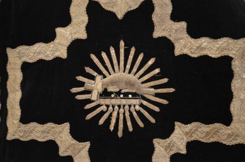 ornement noir : chasuble ; étole ; manipule