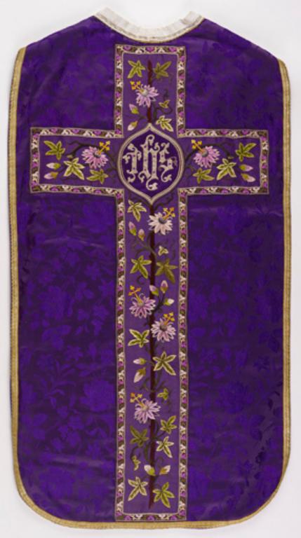 ornement violet comprenant chasuble, manipule, voile de calice et bourse de corporal