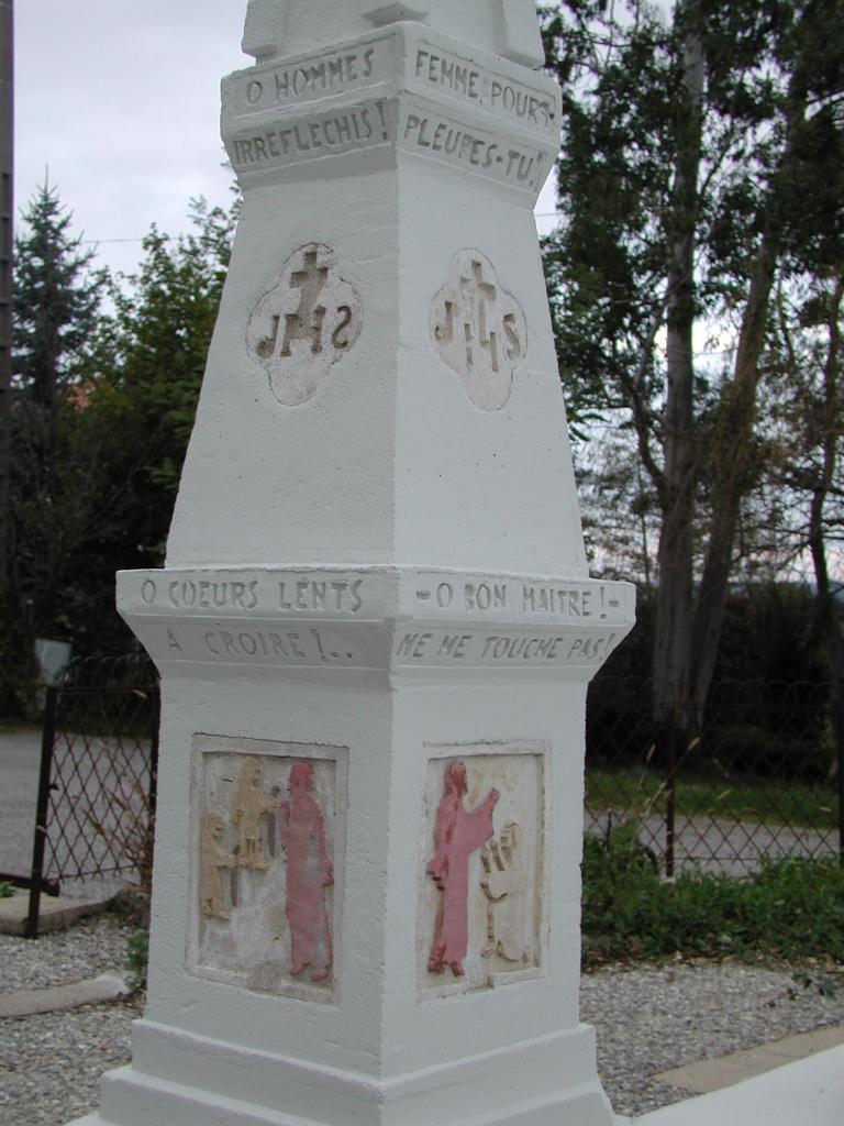 calvaire édicule et ses 3 statues (petite nature) : Christ en croix, la Vierge, saint Jean et sainte Marie-Madeleine