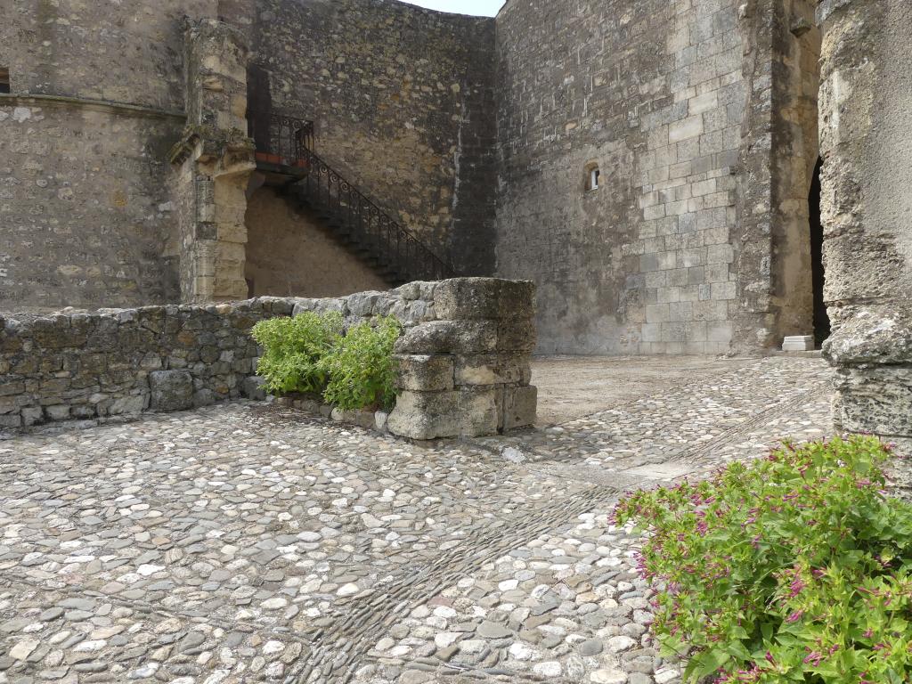 Vestiges de l'aile sud-est, piédroit de l'ancien portail, côté gauche.