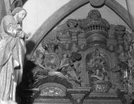 deux groupes sculptés en pendant (anges, Vierge, Christ)
