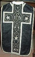 chasuble noire avec étole