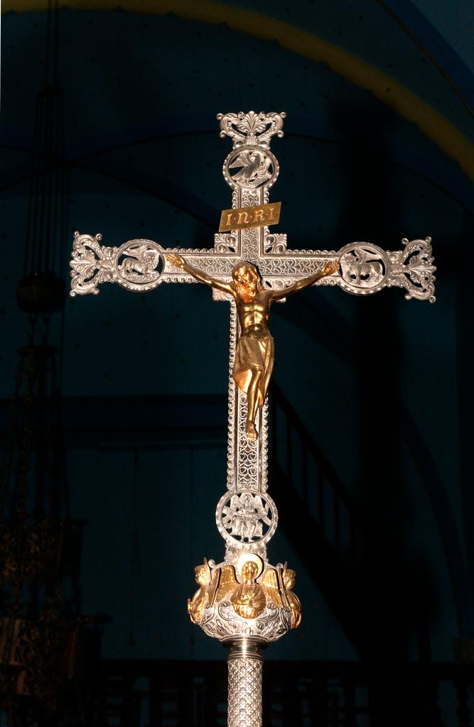 croix de procession, de style néo-roman : Christ en croix, Anges tenant les instruments de la Passion