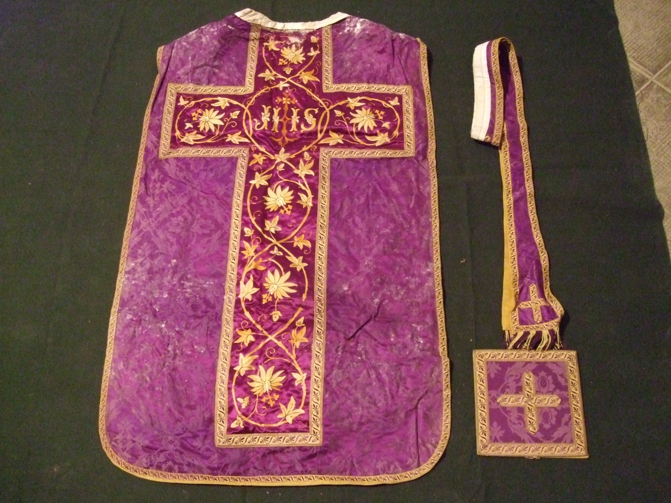 Ornement violet : chasuble ; bourse ; étole