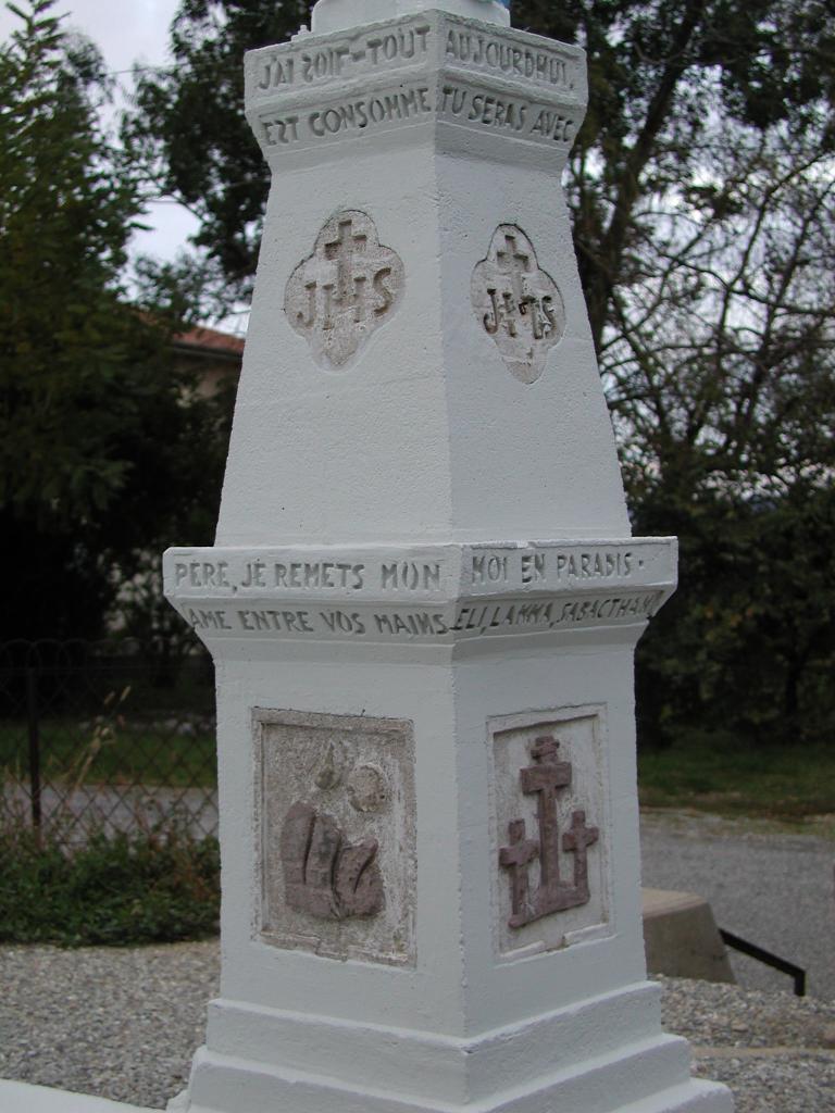 calvaire édicule et ses 3 statues (petite nature) : Christ en croix, la Vierge, saint Jean et sainte Marie-Madeleine