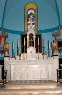 ensemble du maître-autel, de style néo-roman : autel tombeau, gradin d'autel et tabernacle architecturé à dais d'exposition