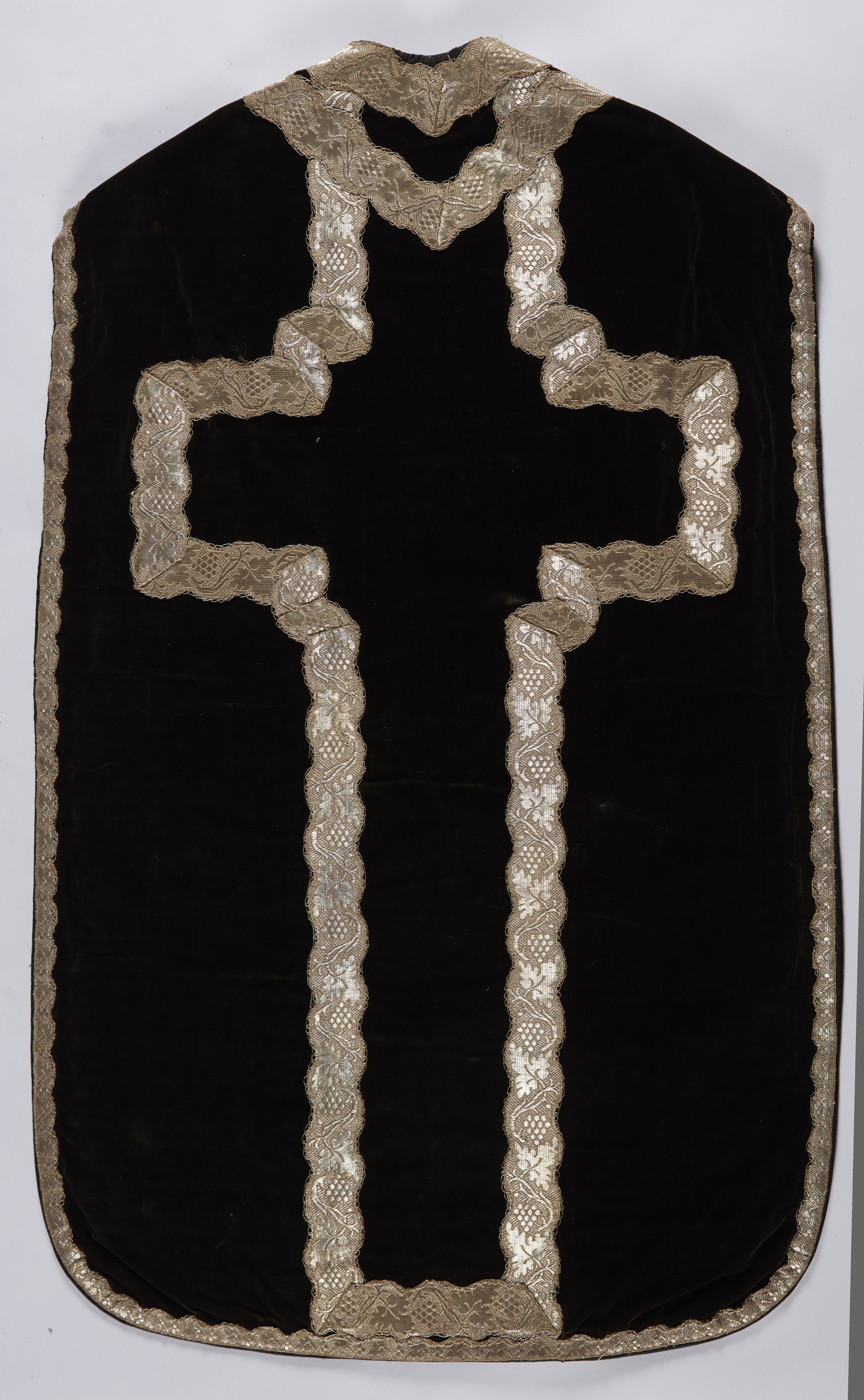Ornement liturgique catholique noir avec une deuxième étole, deux autres manipules et deux dalmatiques