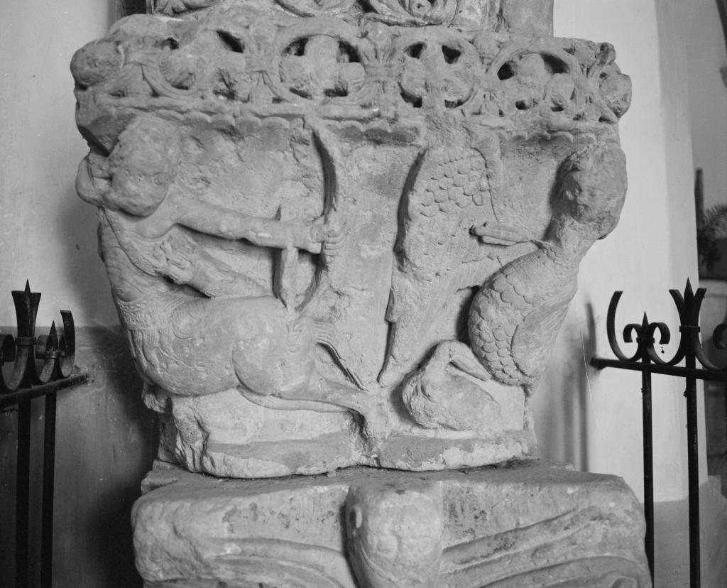 ensemble de 3 chapiteaux d'époque romane : Homme barbu surgissant de rinceaux d'acanthe, Centaure combattant une harpie, Figures démoniaques