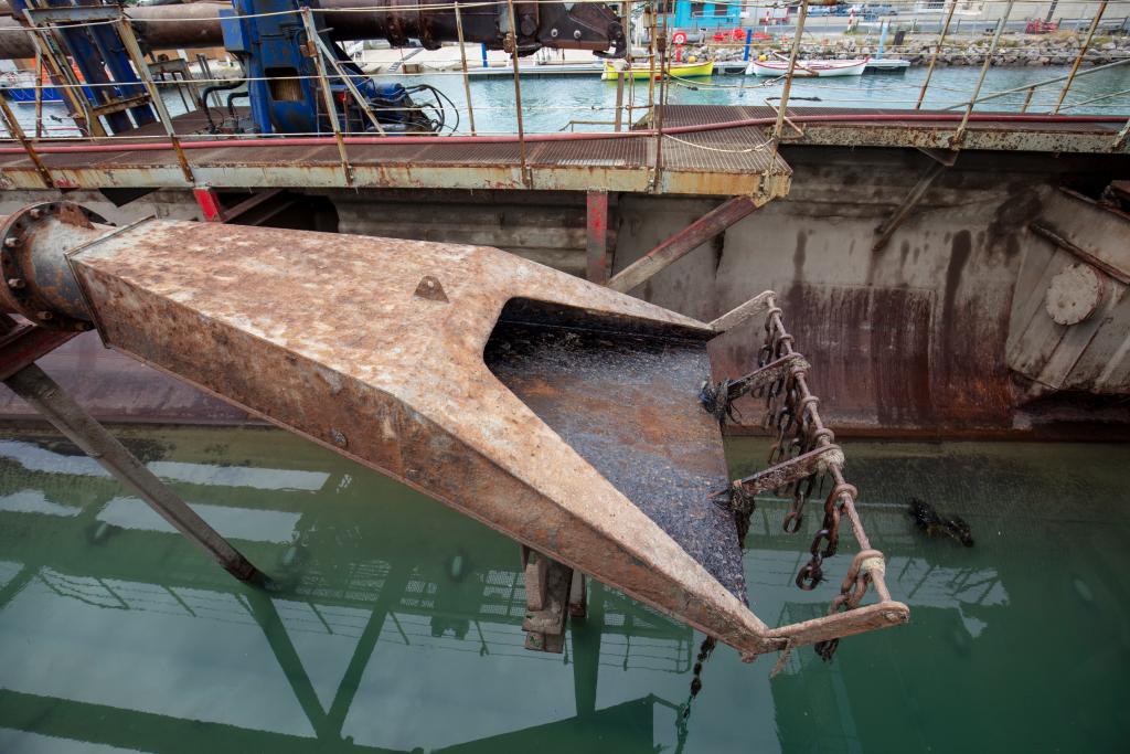 bateau drague : drague aspiratrice en marche dite Cap Croisette