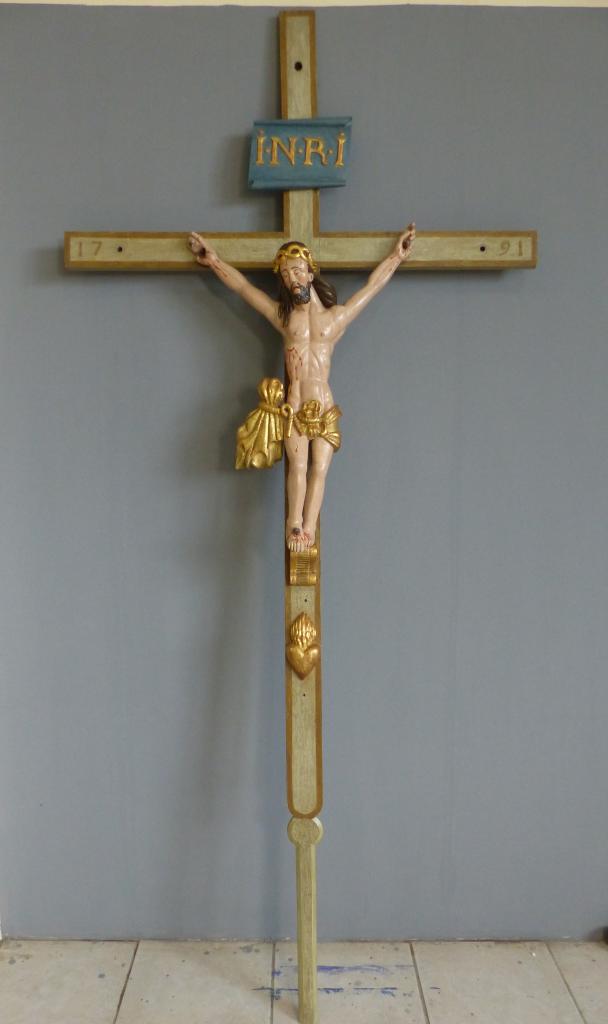 croix de procession et statue : Christ en croix