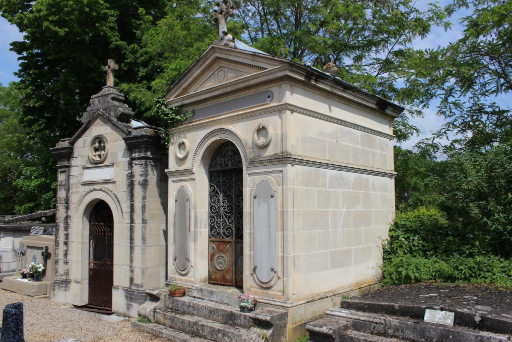 tombeau en forme de chapelle