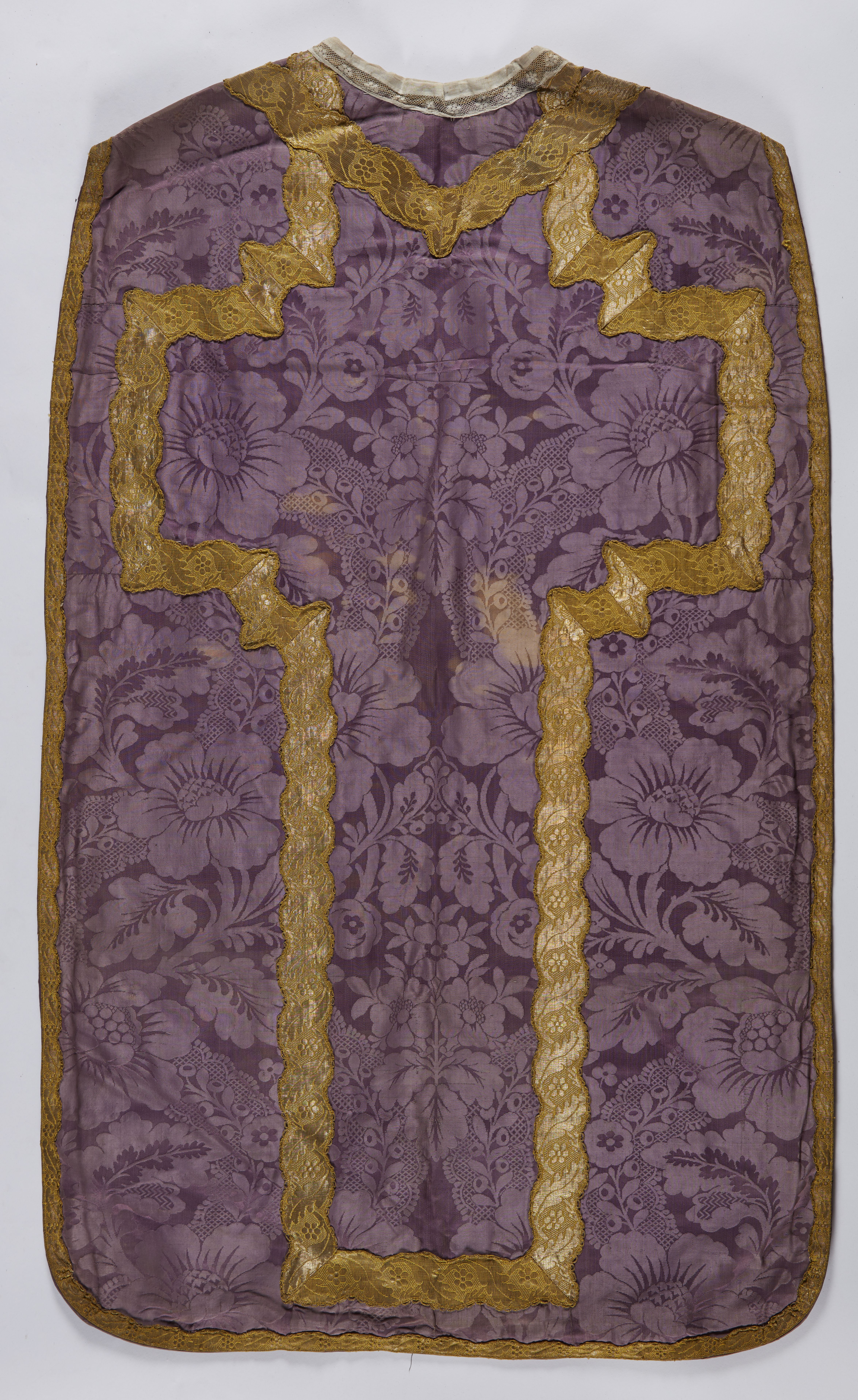 Chasuble violette avec deux étoles, trois manipules et deux dalmatiques