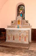 ensemble de l'autel secondaire de la Vierge, de style néo-roman : autel tombeau, gradin d'autel à redents, tabernacle architecturé