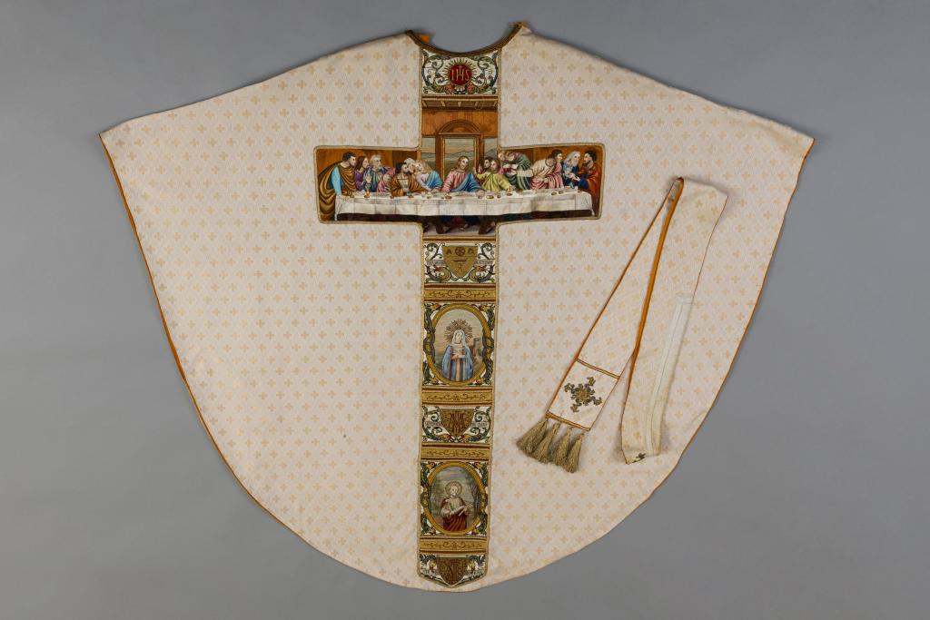 chasuble blanche avec étole