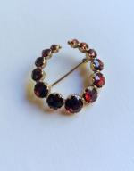 Broche en forme de croissant de lune