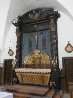 autel (maître-autel), retable, statue : Christ en croix et deux peintures : Vierge et Saint Jean