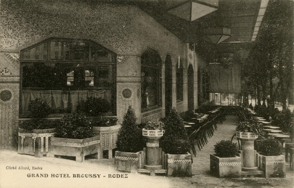 Grand Hôtel Broussy, aujourd'hui Hôtel Mercure, et Grand Café Riche, actuel café Le Broussy