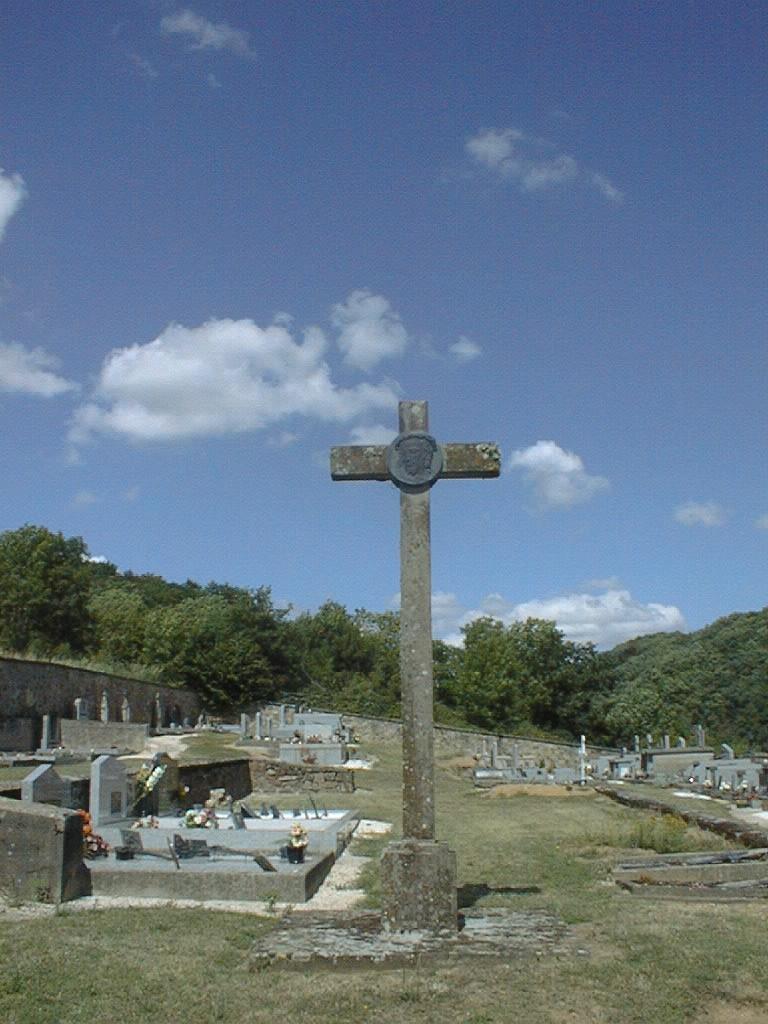 croix de cimetière et ses 2 bas-reliefs (médaillons) en bronze : Tête de Christ, Pietà