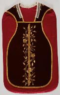 Chasuble rouge avec étole, voile de calice et bourse de corporal