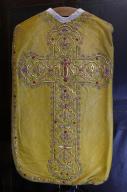 chasuble, étole, manipule, voile de calice et bourse de corporal (ornement doré)