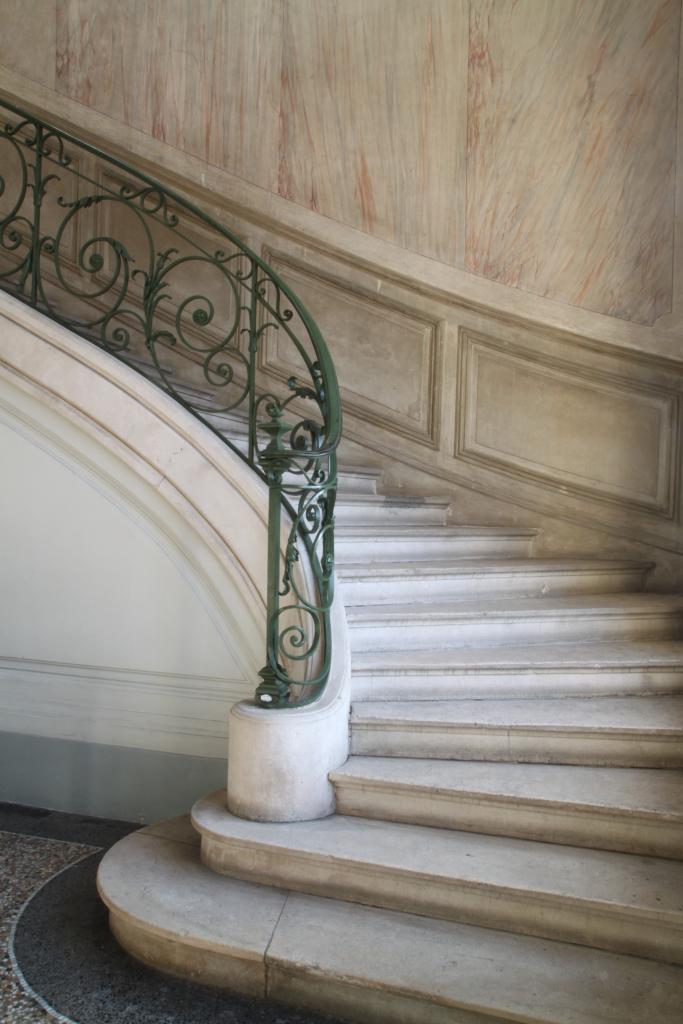 ensemble de l'escalier : escalier tournant, départ de rampe d'appui, rampe d'appui