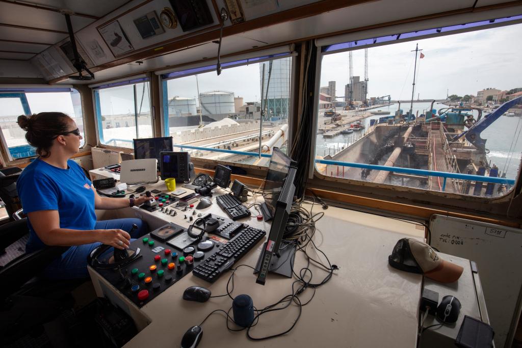 bateau drague : drague aspiratrice en marche dite Cap Croisette