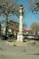 fontaine monumentale et buste à mi-corps de la République