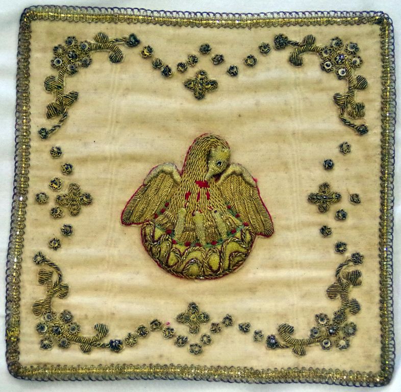 présentation des textiles de l'église Saint-Paul de Calce